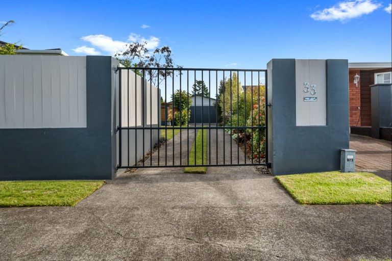 Photo of property in 33 Heta Road, Highlands Park, New Plymouth, 4312
