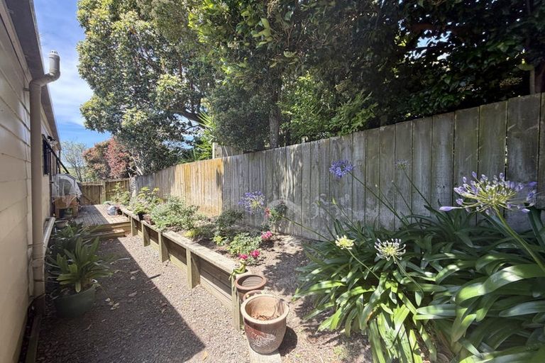 Photo of property in 2/8 Sevilla Place, Unsworth Heights, Auckland, 0632