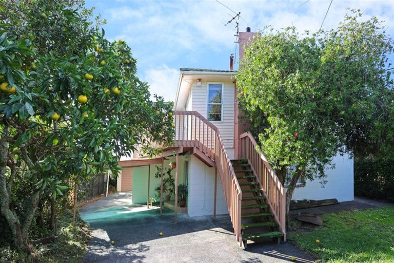 Photo of property in 5 Renata Crescent, Te Atatu Peninsula, Auckland, 0610