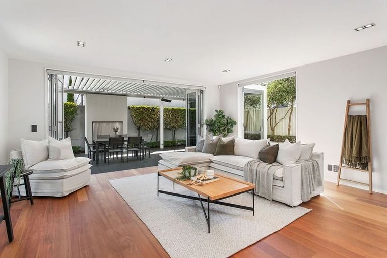 Photo of property in 43 Hawkesbury Avenue, St Albans, Christchurch, 8014