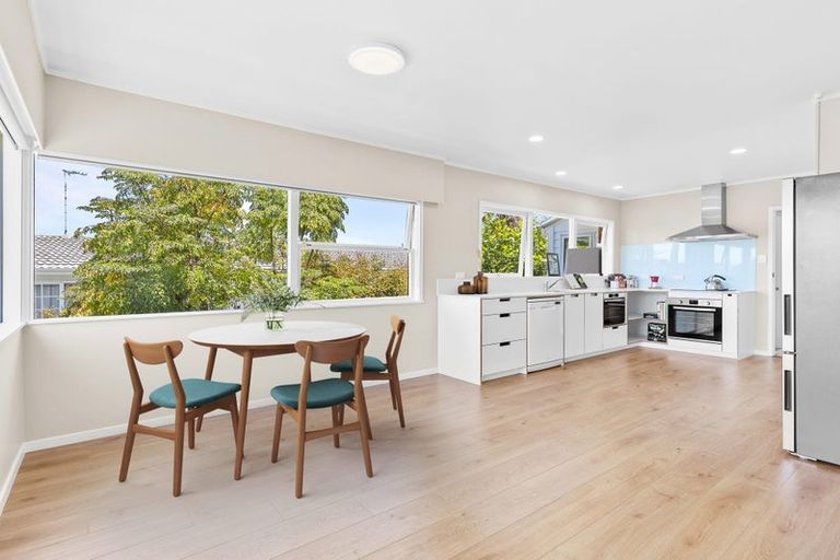 Photo of property in 24 Holdaway Avenue, Northcote, Auckland, 0627