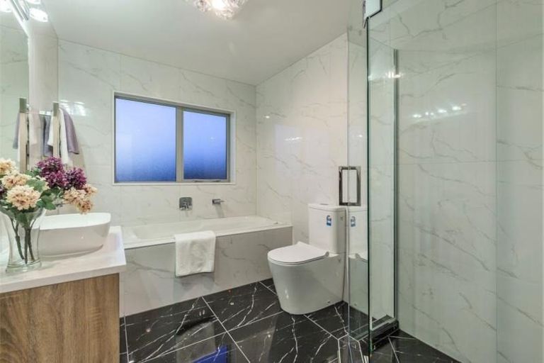 Photo of property in 10 Ian Gordon Lane, Orewa, 0931