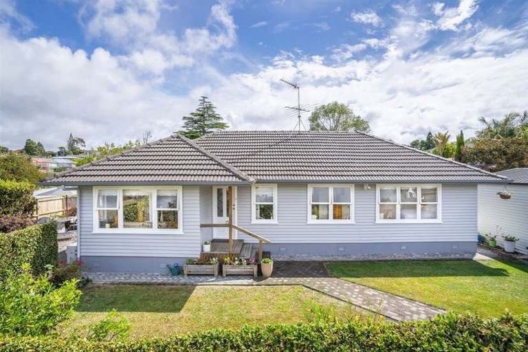 Photo of property in 33 Marsh Avenue, Forrest Hill, Auckland, 0620