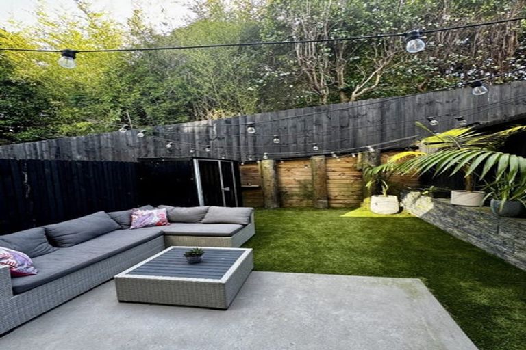 Photo of property in 4/37 Camelot Place, Glenfield, Auckland, 0629