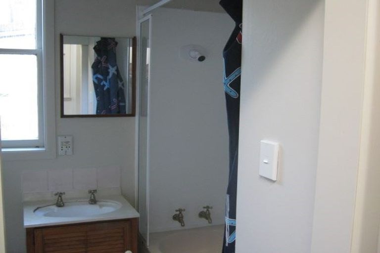 Photo of property in 36 Rolleston Street, Mount Cook, Wellington, 6021