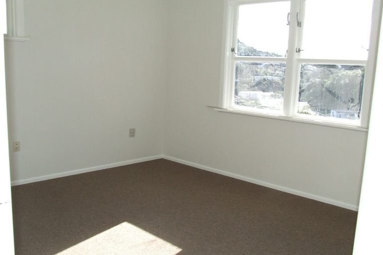 Photo of property in 4 Royston Way, Newlands, Wellington, 6037