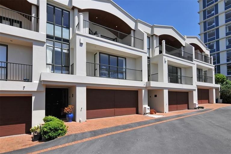 Photo of property in 10/22u Oriental Terrace, Oriental Bay, Wellington, 6011