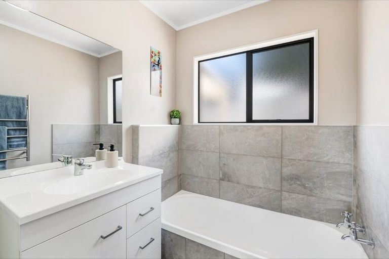 Photo of property in 2/10 Sevilla Place, Unsworth Heights, Auckland, 0632