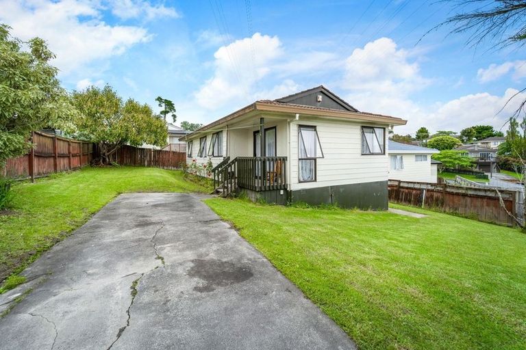 Photo of property in 11 Halloran Place, Massey, Auckland, 0614
