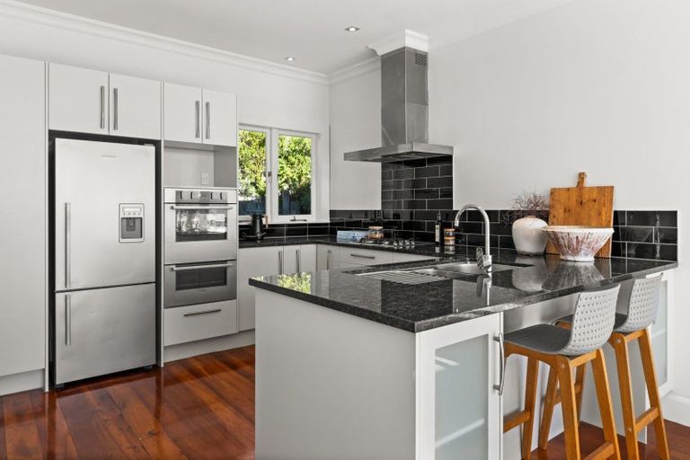 Photo of property in 14 Bay View Road, Bluff Hill, Napier, 4110