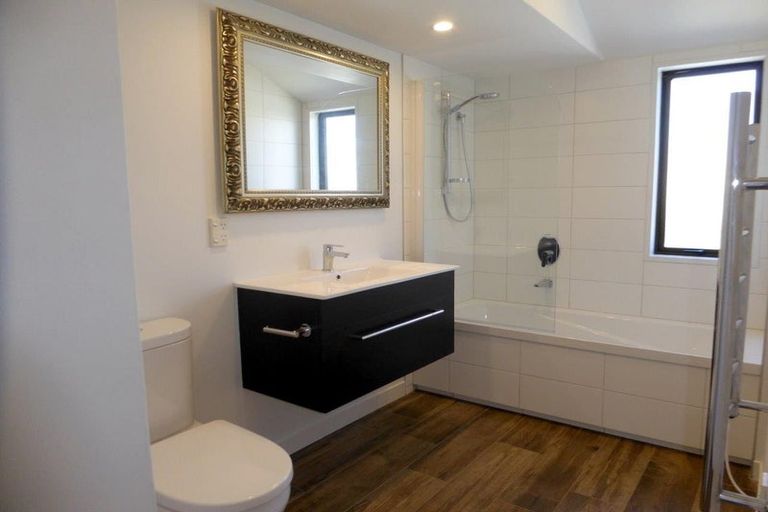 Photo of property in 52 Aikmans Road, Merivale, Christchurch, 8014