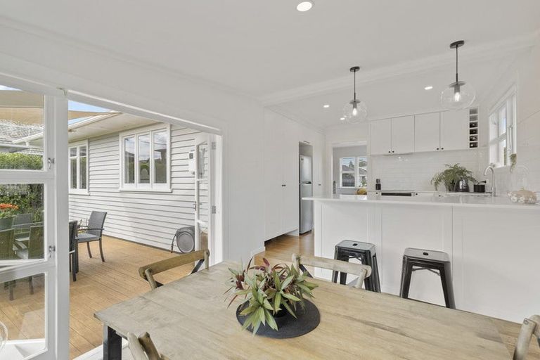 Photo of property in 9 Trafalgar Street, Westown, New Plymouth, 4310