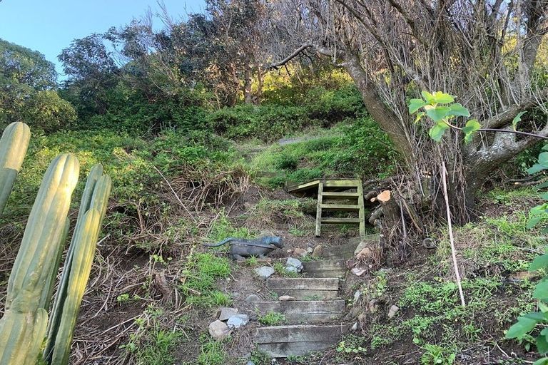 Photo of property in 274 Queens Drive, Lyall Bay, Wellington, 6022