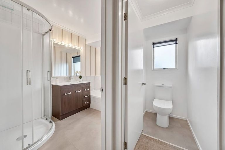 Photo of property in 13 Bridgehead Cove, West Harbour, Auckland, 0618