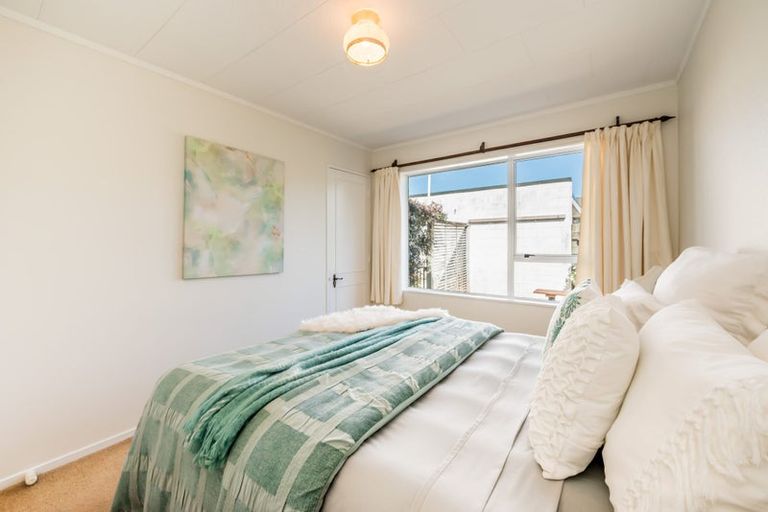 Photo of property in 33 Rewarewa Crescent, Waikanae, 5036