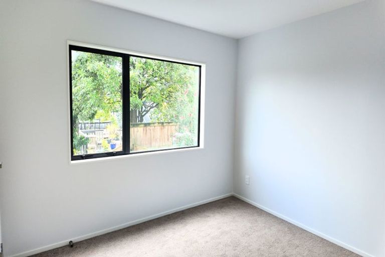 Photo of property in 44d Cyclarama Crescent, Massey, Auckland, 0614