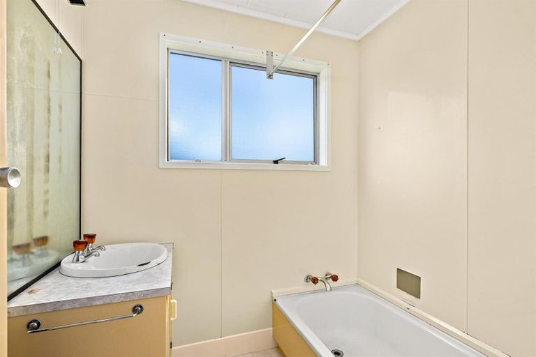 Photo of property in 14 Donovan Avenue, Massey, Auckland, 0614