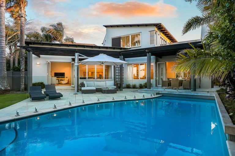 Photo of property in 2/2 Clifton Road, Hauraki, Auckland, 0622