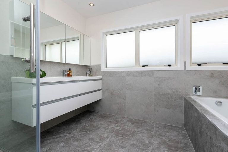 Photo of property in 21 Tupaki Place, Pakuranga Heights, Auckland, 2010