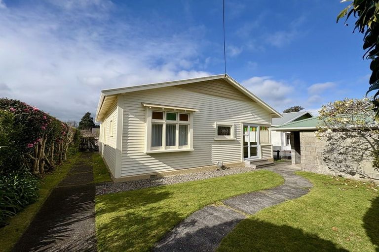 Photo of property in 23 Paynters Avenue, Strandon, New Plymouth, 4312