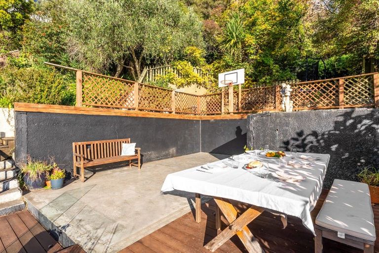 Photo of property in 32 Rona Street, Eastbourne, Lower Hutt, 5013