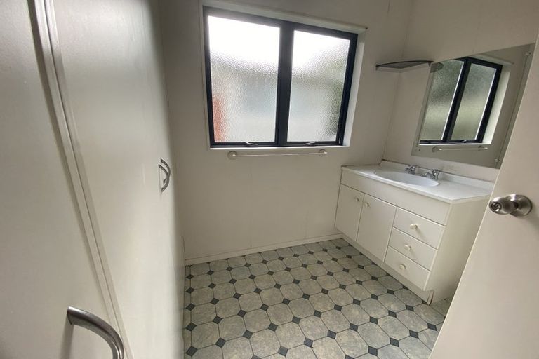 Photo of property in 9 Bridge Avenue, Te Atatu South, Auckland, 0610
