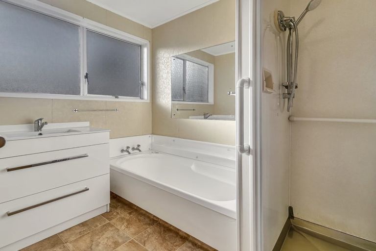 Photo of property in 26 Ellice Road, Totara Vale, Auckland, 0629