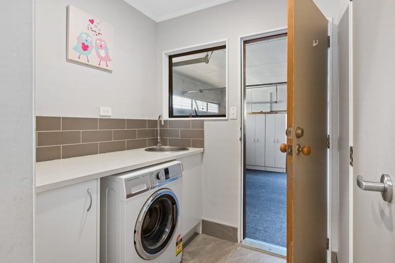 Photo of property in 21 Red Beach Road, Red Beach, 0932