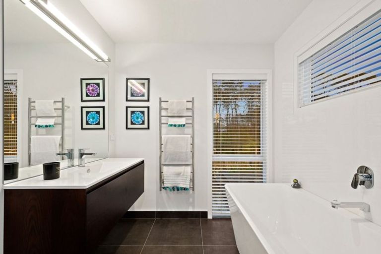 Photo of property in 2 Nikau Way, Riverhead, 0820