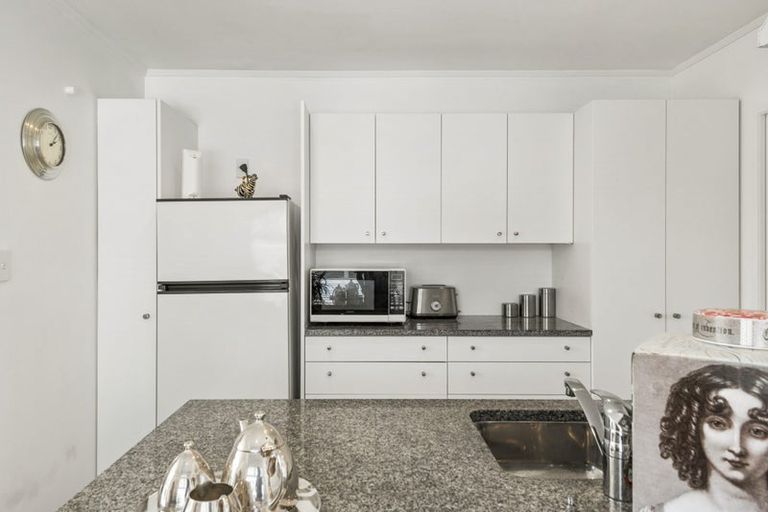 Photo of property in 16 Keldale Place, Forrest Hill, Auckland, 0620