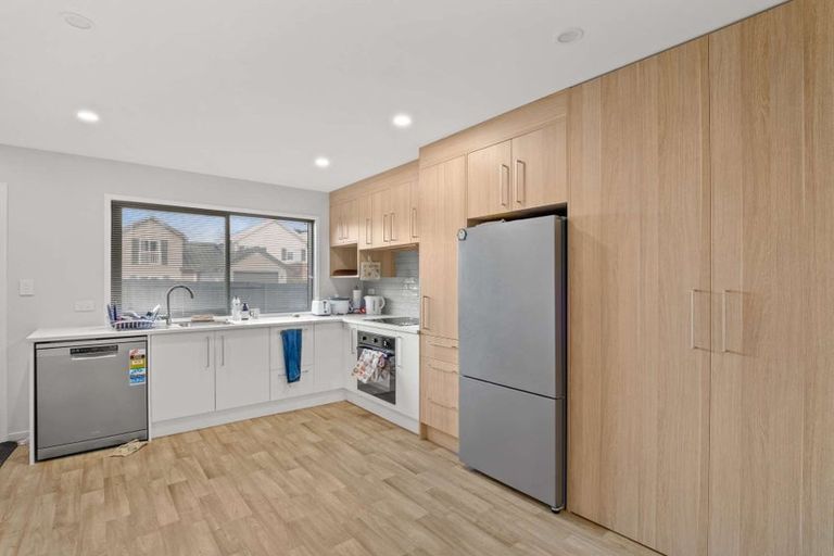 Photo of property in 2 Mikoikoi Crescent, Mangere Bridge, Auckland, 2022