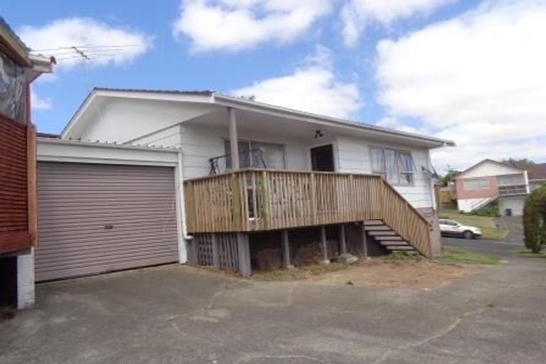 Photo of property in 1/3 Flagstaff Place, Massey, Auckland, 0614
