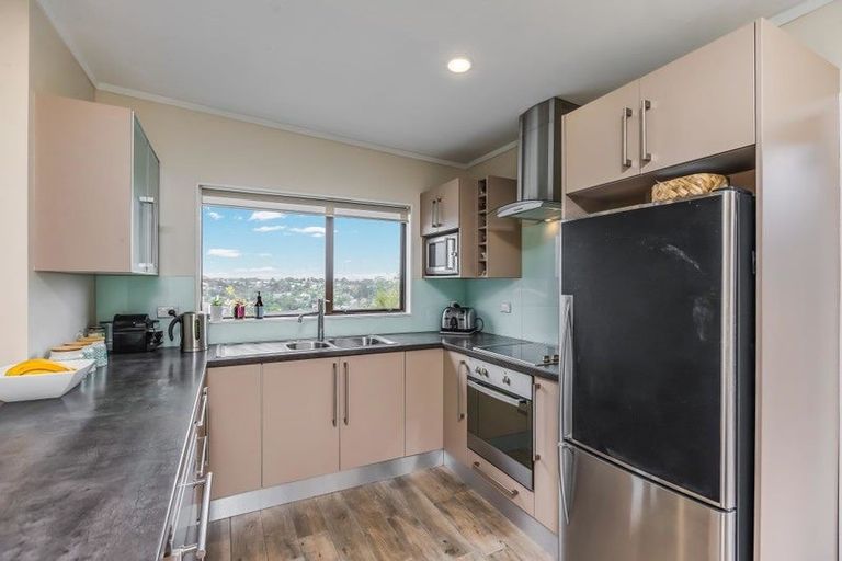 Photo of property in 2/5 Witheford Drive, Bayview, Auckland, 0629