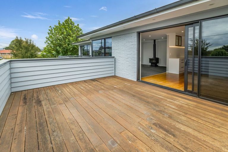 Photo of property in 2/16 Hillcrest Avenue, Hillcrest, Auckland, 0627
