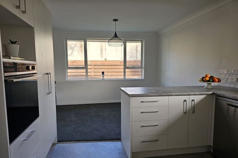 Photo of property in 30b Rewarewa Crescent, Waikanae, 5036