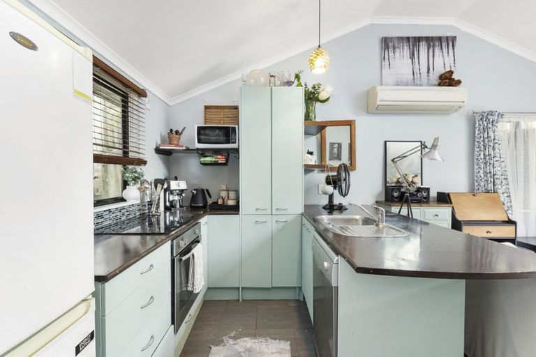 Photo of property in 114 Broderick Road, Johnsonville, Wellington, 6037