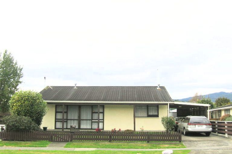 Photo of property in 50f1- Henry Street, Ebdentown, Upper Hutt, 5018