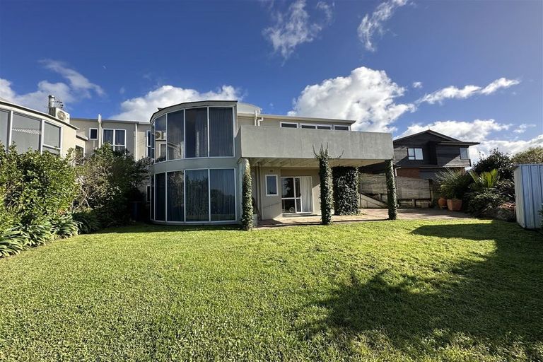 Photo of property in 23 Bernleigh Terrace, West Harbour, Auckland, 0618