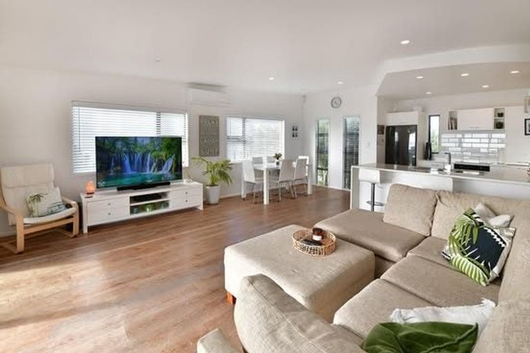 Photo of property in 2/1376 Whangaparaoa Road, Army Bay, Whangaparaoa, 0930