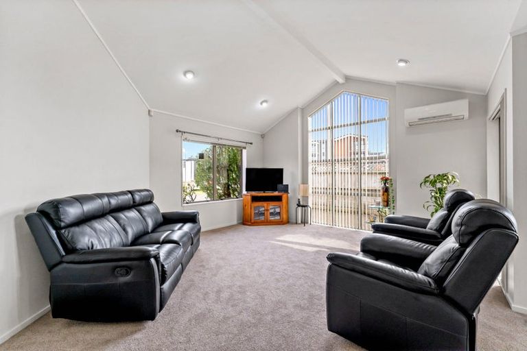 Photo of property in 1/238 Botany Road, Golflands, Auckland, 2013