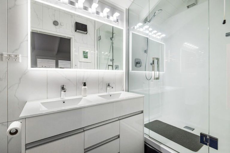 Photo of property in 3 Sandiacre Way, Browns Bay, Auckland, 0630