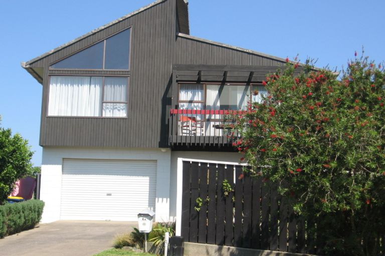 Photo of property in 1/4 Bournemouth Terrace, Murrays Bay, Auckland, 0630