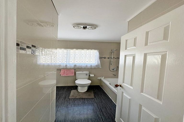 Photo of property in 16 Nerissa Place, Randwick Park, Auckland, 2105