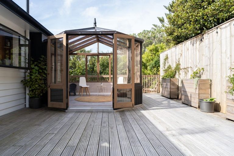 Photo of property in 8 Hillview Crescent, Paparangi, Wellington, 6037