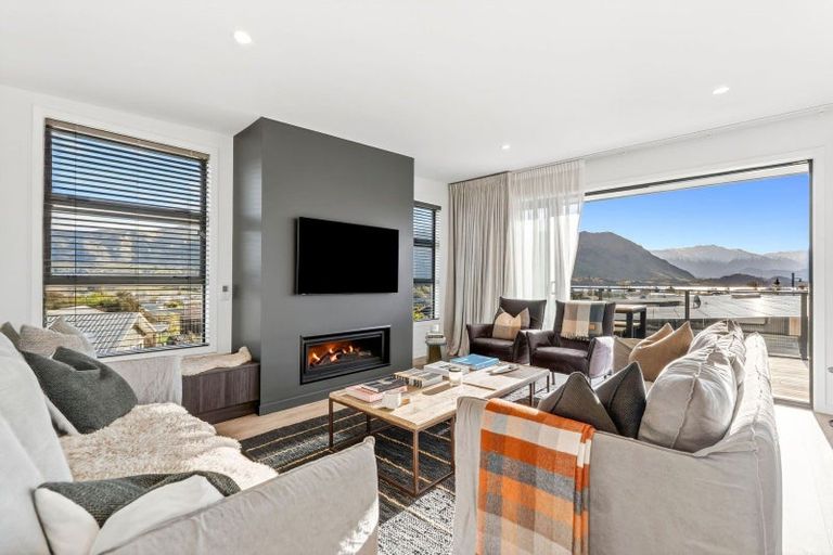 Photo of property in 33 Kirimoko Crescent, Wanaka, 9305