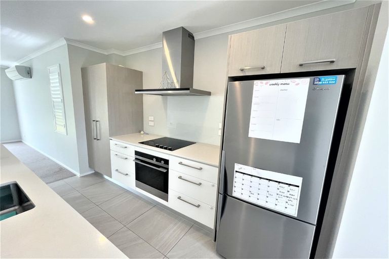 Photo of property in 15 Purei Lane, Massey, Auckland, 0614