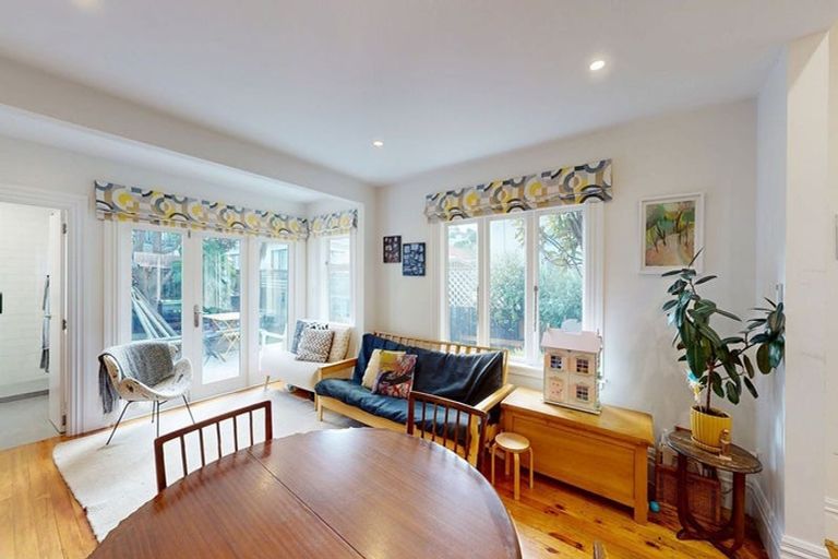 Photo of property in 188 The Parade, Island Bay, Wellington, 6023