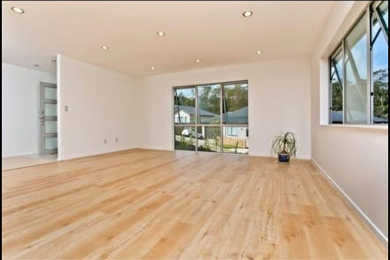 Photo of property in 98 Tiriwa Drive, Massey, Auckland, 0614