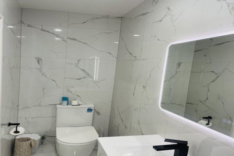 Photo of property in 7d Babich Road, Henderson Valley, Auckland, 0614