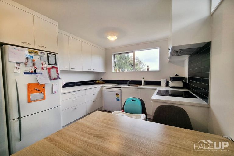 Photo of property in 2/10 Kemp Road, Massey, Auckland, 0614